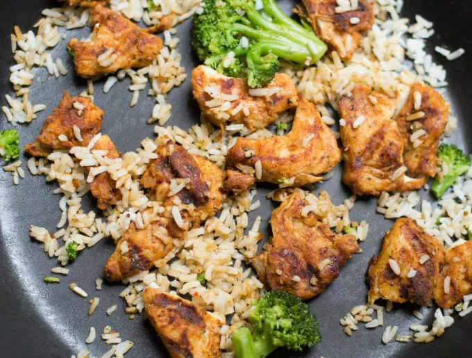 A balanced bodybuilding meal with chicken, broccoli, and quinoa.